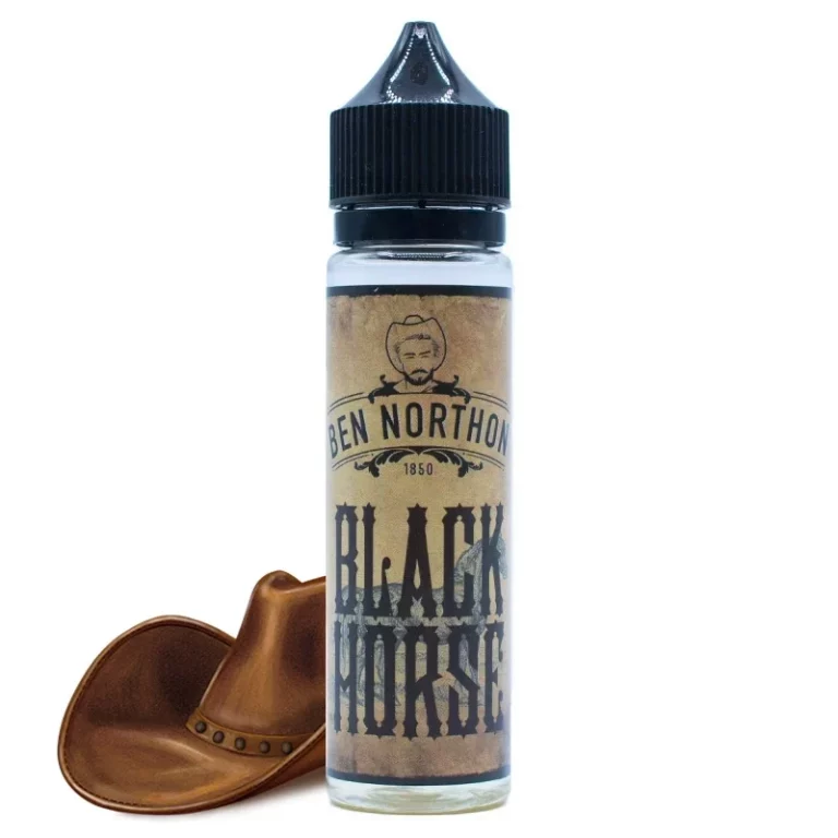 Une bouteille de Ben Northon - Black Horse E-Liquide à côté d'un chapeau de cowboy.