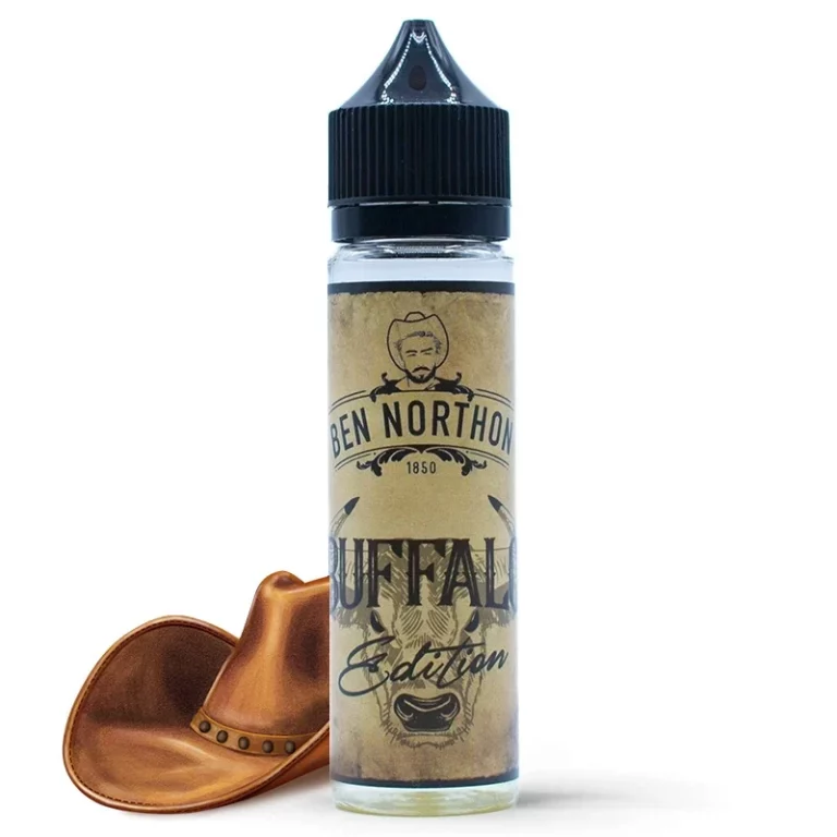 Une bouteille de Ben Northon - Buffalo E-Liquide à côté d'un chapeau de cowboy.
