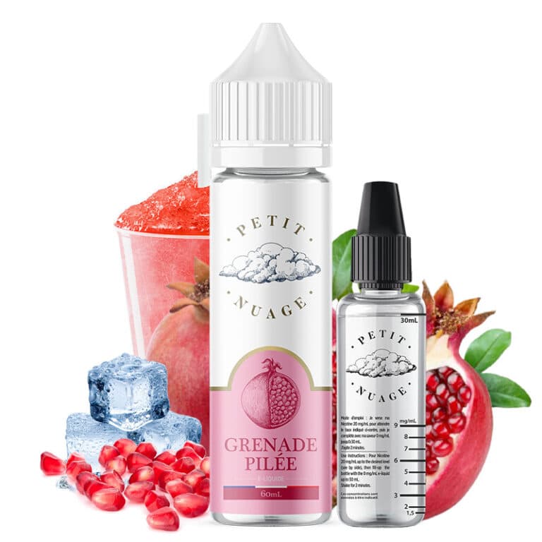 Zwei Flaschen Petit Nuage – Gestampfte Granatapfel E-Liquid stehen elegant vor einem Granatapfel, umgeben von Eiswürfeln und verstreuten Kernen, und fangen die Essenz des frischen Geschmacks ein.