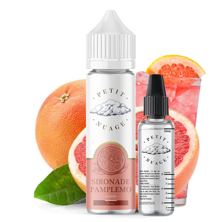 Zwei Flaschen „Petit Nuage – Sironade Pamplemo E-Liquid“ stehen verführerisch mit Grapefruit und einem erfrischenden Getränk im Hintergrund.