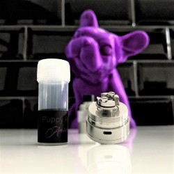 Un Animodz violet - Puppy RBA se trouve à côté d'une bouteille de liquide, créant un adorable présentoir Animodz.