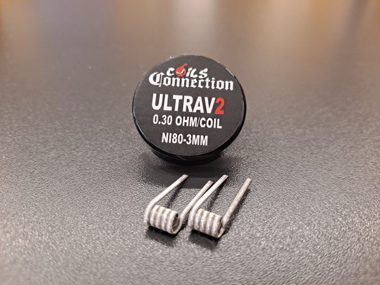 Une paire de bobines Coil Connection - Ultra V2 avec une connexion de bobine sur une table.