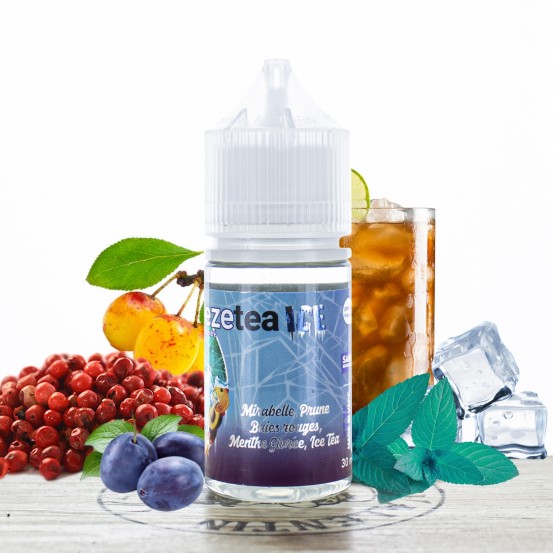 Un flacon de 30 ml de e-liquide Freeze Tea - Concentré Mirabelle Prune avec des myrtilles et des baies à côté.
