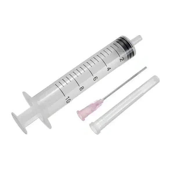 Une Seringue + Aiguille 10ml avec une aiguille.