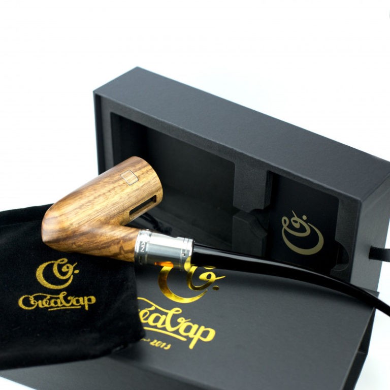 Le Creavap - Gandalf 60 E-Pipe est livré dans une élégante boîte noire, offrant une solution de stockage élégante et pratique.