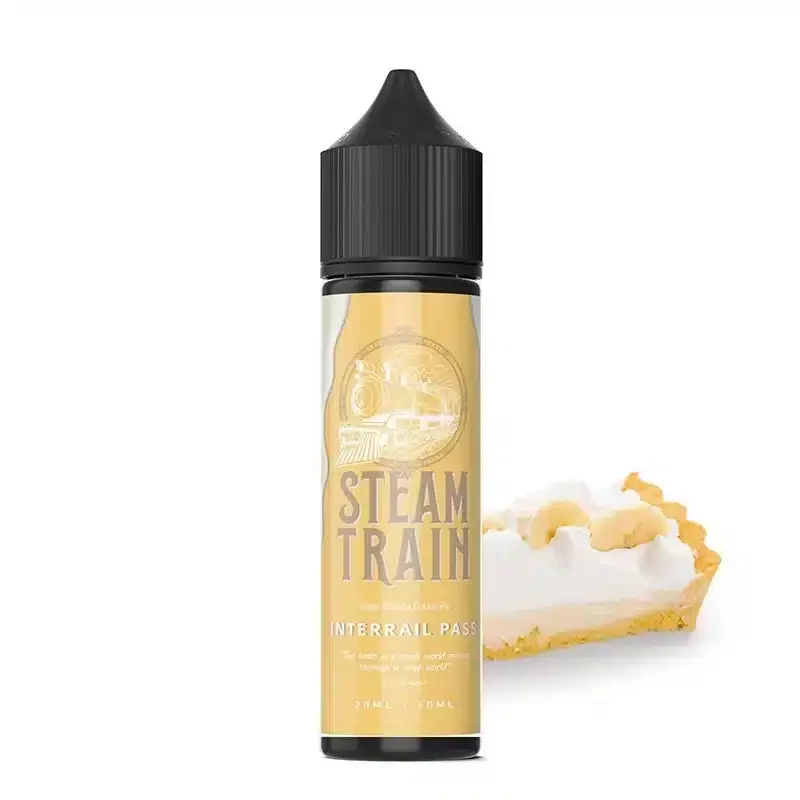 Une bouteille de Steam Train - Interrail Pass E-Liquide à côté d'une part de tarte.