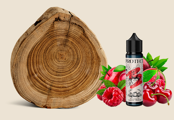 Une coupe transversale d'un tronc d'arbre à côté d'une bouteille d'huile CBD protectrice, illustrée de framboises et de cerises, disponible dans notre Vape Shop.