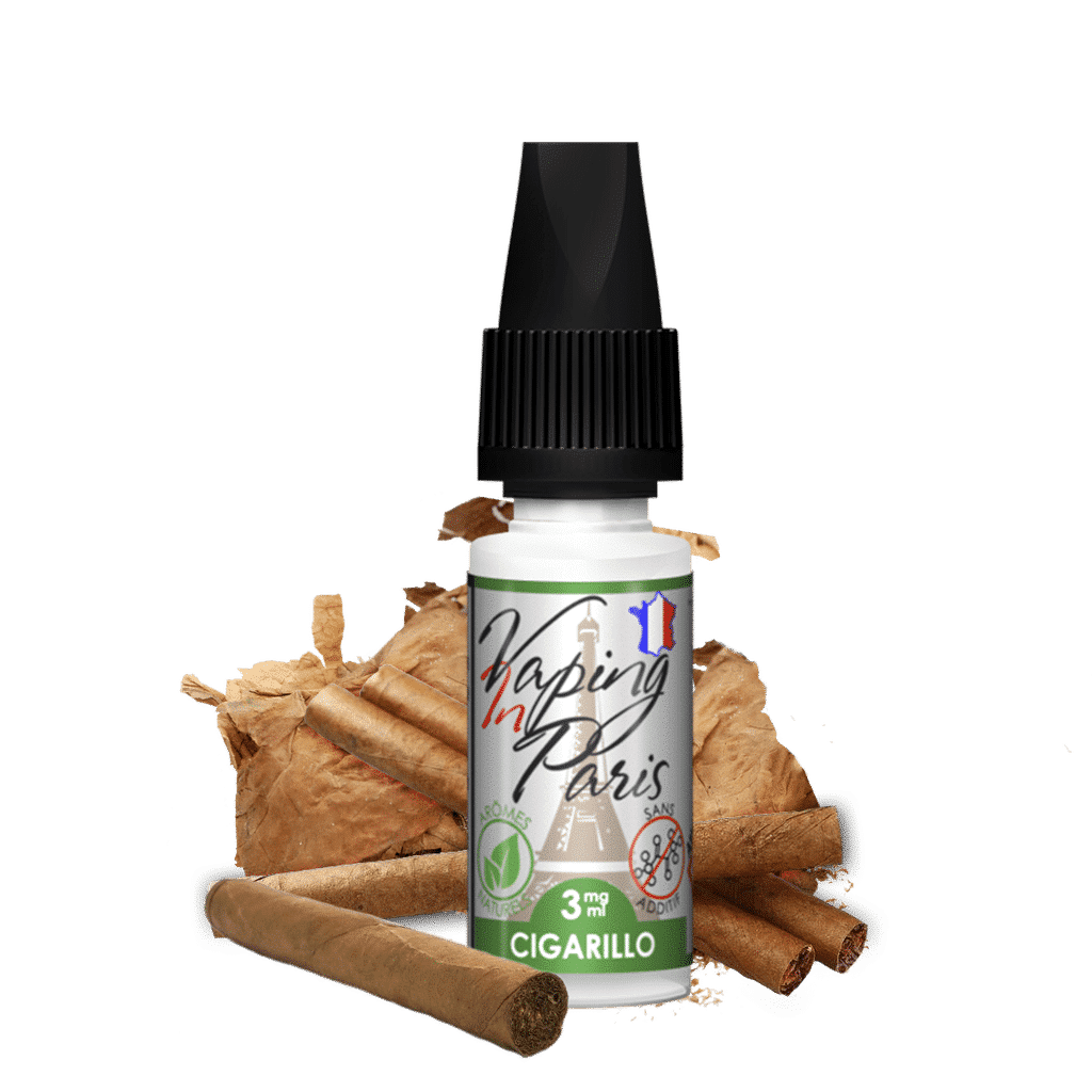 Un flacon d'E-Liquide de 10 ml de "Vaping In Paris - Cigarillo SELS" se niche parmi des feuilles de tabac et des cigarillos, capturant l'essence d'une expérience de cigarillo parisien classique.