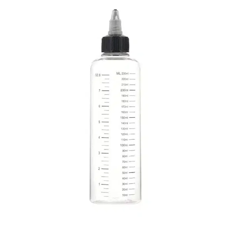 Une Bouteille graduée transparente 230ML avec un couvercle noir sur fond blanc.